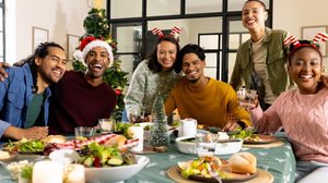 Dicas simples ajudam a economizar na ceia de Natal sem perder a magia da celebração (Imagem: wavebreakmedia | Shutterstock)