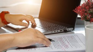 Uma boa revisão de texto garante a qualidade e a coerência dos conteúdos (Imagem: Lamai Prasitsuwan | Shutterstock)