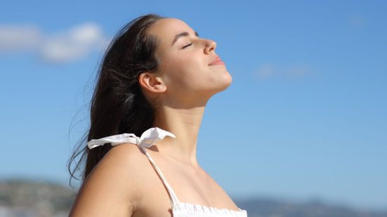 Atitudes simples ajudam a atravessar o fim do ano com mais leveza (Imagem: Pheelings media | Shutterstock)