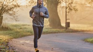 É importante manter a rotina de exercícios mesmo com as baixas temperaturas (Imagem: baranq | Shutterstock)