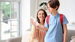 Com as altas temperaturas, o reforço dos cuidados com hidratação, roupas e alimentação das crianças é essencial (Imagem: Pixel-Shot | shutterstock)