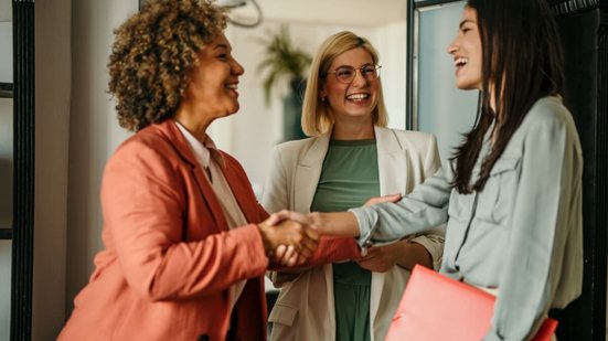 Bem-estar e oportunidades de crescimento são fundamentais para que os colaboradores se sintam engajados e dispostos a permanecer na empresa (Imagem: La Famiglia | Shutterstock)