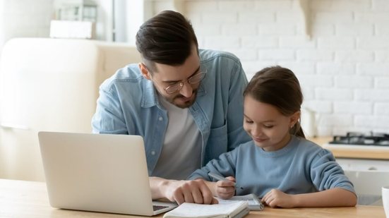 Atitudes simples ajudam a reduzir a ansiedade das crianças com as tarefas escolares (Imagem: fizkes | Shutterstock)