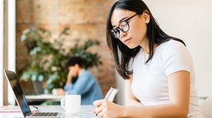 A redação da Fuvest traz mudanças para o exame desse ano (Imagem: Inside Creative House | Shutterstock)