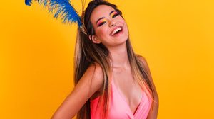 A maquiagem para o Carnaval deve aliar resistência, conforto e beleza (Imagem: Bernardo Emanuelle | Shutterstock)