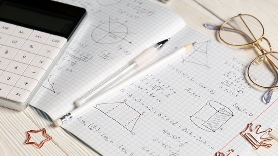 A preparação para a prova de matemática do Enem deve ser estratégica (Imagem: Pixel-Shot | Shutterstock)
