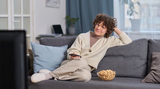 Além de entreter, o cinema ajuda a visualizar processos históricos e a entender diferentes contextos e épocas (Imagem: Media_Photos | Shutterstock)