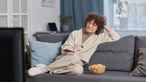 Além de entreter, o cinema ajuda a visualizar processos históricos e a entender diferentes contextos e épocas (Imagem: Media_Photos | Shutterstock)