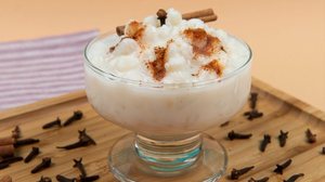 A canjica pode ser preparada de diferentes maneiras para a festa junina (Imagem: Celso Pupo | Shutterstock)