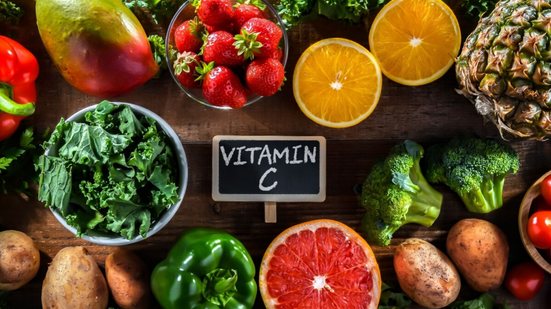 A vitamina C é essencial para o organismo e pode ser obtida por meio de diversas fontes alimentares (Imagem: monticello | Shutterstock)