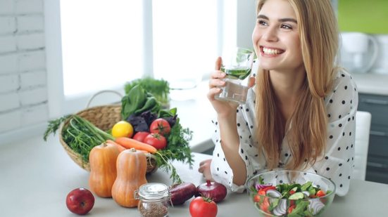 Hábitos saudáveis contribuem para o bem-estar (Imagem: Nina Buday | Shutterstock)