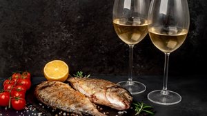 A combinação de peixe com vinho torna o almoço da Sexta-Feira Santa especial (Imagem: aleksandr talancev | Shutterstock)
