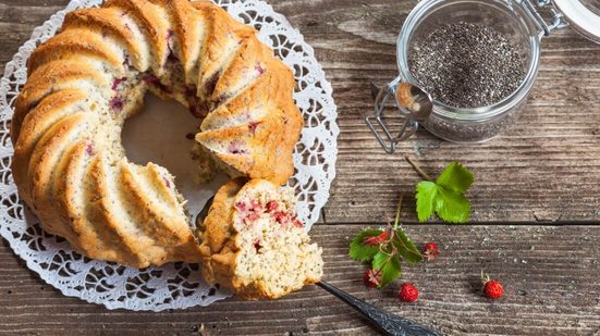 Bolo de chia com nozes e morango (Imagem: Jarvna | Shutterstock)