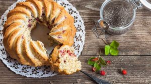 Bolo de chia com nozes e morango (Imagem: Jarvna | Shutterstock)