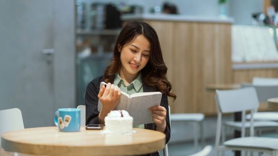 Os livros de negócios continuam sendo ferramentas consistentes para ampliar repertório, refinar estratégias e evitar erros já mapeados (Imagem: TimeImage Production | Shutterstock)