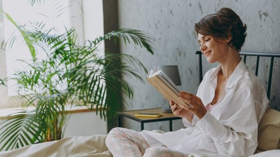 Na correria da rotina, os livros oferecem um refúgio para descansar a mente, refletir e se divertir (Imagem: ViDI Studio | Shutterstock)