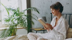 Na correria da rotina, os livros oferecem um refúgio para descansar a mente, refletir e se divertir (Imagem: ViDI Studio | Shutterstock)