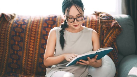 Os livros podem ser ótimos presentes para o Dia das Mães (Imagem: dodotone | Shutterstock)