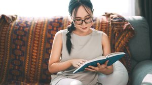 Os livros podem ser ótimos presentes para o Dia das Mães (Imagem: dodotone | Shutterstock)