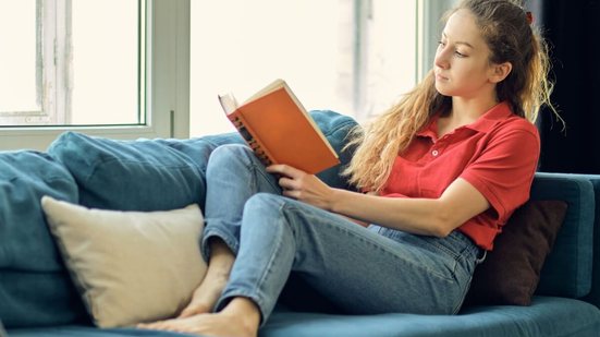 Pausa na rotina durante o feriado é ideal para explorar novas narrativas e ampliar o olhar com livros (Imagem: Yavdat | Shutterstock)