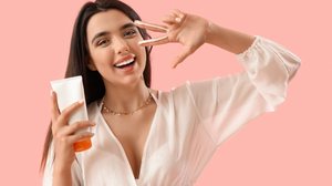 O uso do protetor solar é essencial para prevenir o câncer de pele (Imagem: Pixel-Shot | Shutterstock)