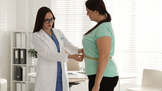 Embora sejam muito confundidos, há diferenças importantes entre o sobrepeso e a obesidade (Imagem: New Africa | Shutterstock)