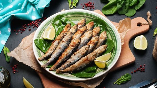 A sardinha é um alimento acessível e nutritivo, repleto de benefícios para a saúde (Imagem: Nadiia Loboda | Shutterstock)