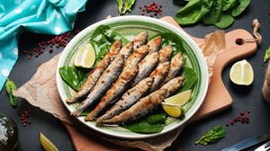 A sardinha é um alimento acessível e nutritivo, repleto de benefícios para a saúde (Imagem: Nadiia Loboda | Shutterstock)