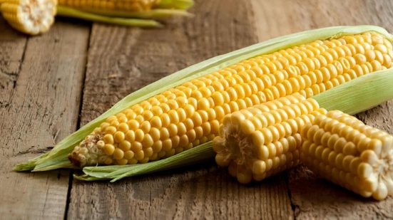 O milho é uma fonte de energia e nutrientes que pode fazer parte de uma alimentação equilibrada (Imagem: Svetlana_Belozerova | Shutterstock)