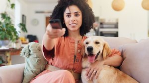 As novelas são uma fonte criativa de inspiração para nomes de cachorros (Imagem: PeopleImages | Shutterstock)