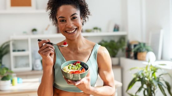 A alimentação contribui para a saúde da pele e dos fios (Imagem: Josep Suria | Shutterstock)