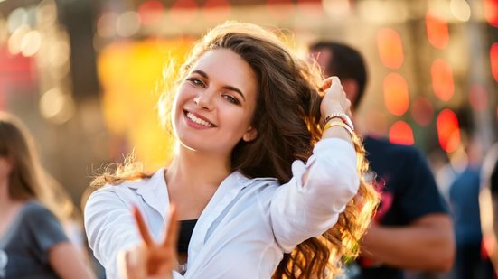 Manter a maquiagem durar o dia todo em festivais exige preparo de pele, produtos resistentes e técnicas que garantem fixação mesmo com calor e movimento (Imagem: Artie Medvedev | Shutterstock)