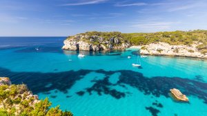 Menorca oferece um equilíbrio perfeito entre belezas naturais, riqueza cultural e gastronomia de alto nível (Imagem: Andrzej Rostek | Shutterstock)