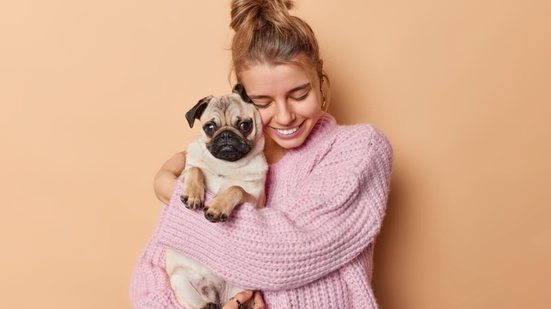 Algumas raças de cachorro são naturalmente dóceis, pacientes e sociáveis (Imagem: Cast Of Thousands | Shutterstock)