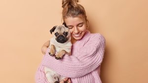 Algumas raças de cachorro são naturalmente dóceis, pacientes e sociáveis (Imagem: Cast Of Thousands | Shutterstock)