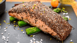 Salmão com crosta de chia e aspargos (Imagem: WhiteYura | Shutterstock)