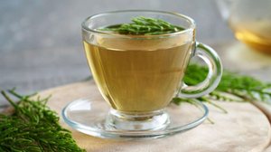 Chá detox de cavalinha com limão e canela (Imagem: Madeleine Steinbach | Shutterstock)