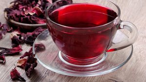 Chá de hibisco e maçã (Imagem: KRIACHKO OLEKSII | Shutterstock)