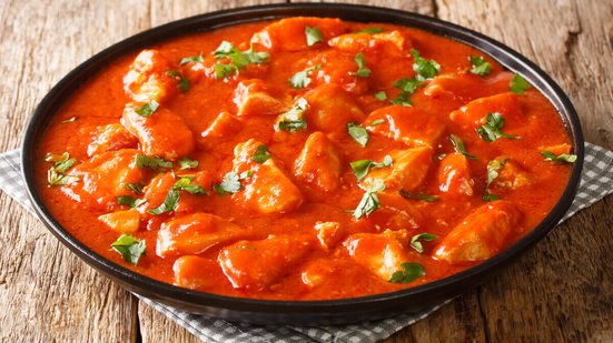Frango ao molho de tomate (Imagem: AS Foodstudio | Shutterstock)