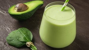 Vitamina de abacate e espinafre (Imagem: VLADIMIR VK | Shutterstock)
