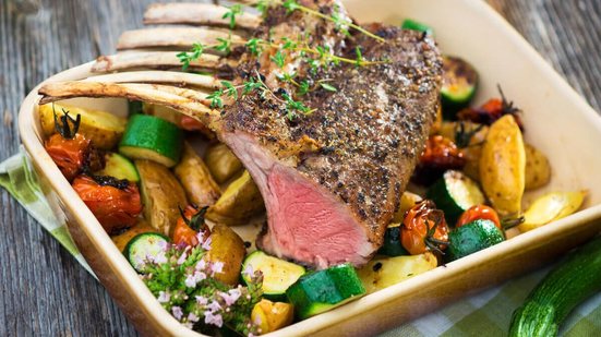 Carré de cordeiro assado com vegetais (Imagem: Dani Vincek | Shutterstock)