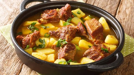 Carne de panela com batata (Imagem: AS Foodstudio | Shutterstock)