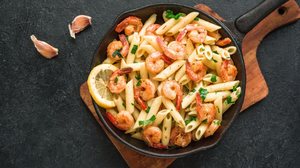 Penne com camarão e limão (Imagem: Oksana Mizina | Shutterstock)