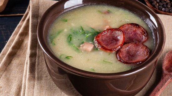 Caldo verde com calabresa (Imagem: flanoivais | Shutterstock)