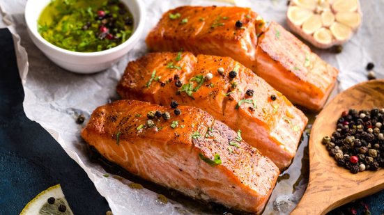 Salmão com limão e alho (Imagem: Elena Eryomenko | Shutterstock)