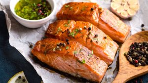 Salmão com limão e alho (Imagem: Elena Eryomenko | Shutterstock)