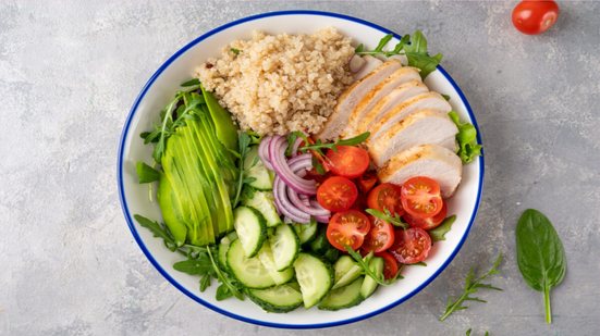 Salada de frango com abacate e quinoa (Imagem: irina2511 | Shutterstock)