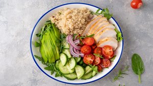 Salada de frango com abacate e quinoa (Imagem: irina2511 | Shutterstock)