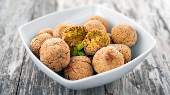 Bolinho de grão-de-bico com semente de gergelim (Imagem: Alessio Orru | Shutterstock)
