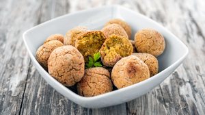 Bolinho de grão-de-bico com semente de gergelim (Imagem: Alessio Orru | Shutterstock)
